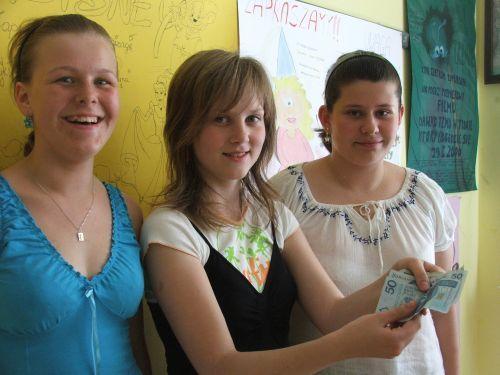 Pieniądze to dar serca i wyraz solidarności w walce 
z ciężką chorobą. Na zdjęciu od lewej: Dominika Serbista, 
Magda Prokurat oraz Paulina Grabarska 
– uczennice Publicznego Gimnazjum w Kotuniu. - fot. 