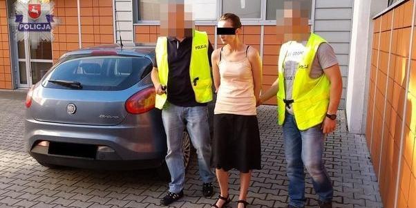 Podejrzana kobieta zatrzymana przez funkcjonariuszy KPP w Radzyniu Podlaskim. Fot. Arch. KPP w Radzyniu Podlaskim - fot. 