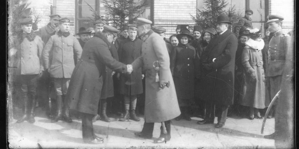 26 marca 1919. Powitanie Józefa Piłsudskiego na dworcu kolejowym w Siedlcach autorstwa Adolfa Ganiewskiego (Gancwola), ze zbiorów Muzeum Regionalnego w Siedlcach. Na zdjęciu zostali również rozpoznani: Franciszek Ksawery Godlewski (w meloniku) i Józef Fel - fot. 