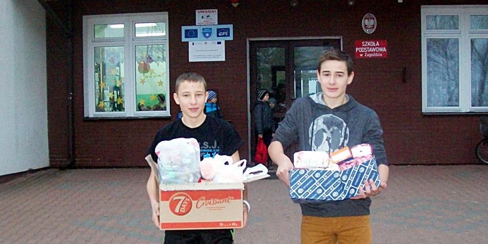 Uczniowie Zespołu Szkół w Zagoździu podczas pakowania zebranych podarunków do samochodu. Fot. Arch. ZS w Zagoździu. - fot. 