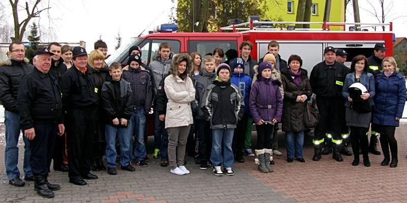 Uczestnicy gminnych eliminacji Turnieju Wiedzy Pożarniczej w Zagoździu wraz ze strażakami z Gozdu. Fot. Arch. ZS w Zagoździu - fot. 
