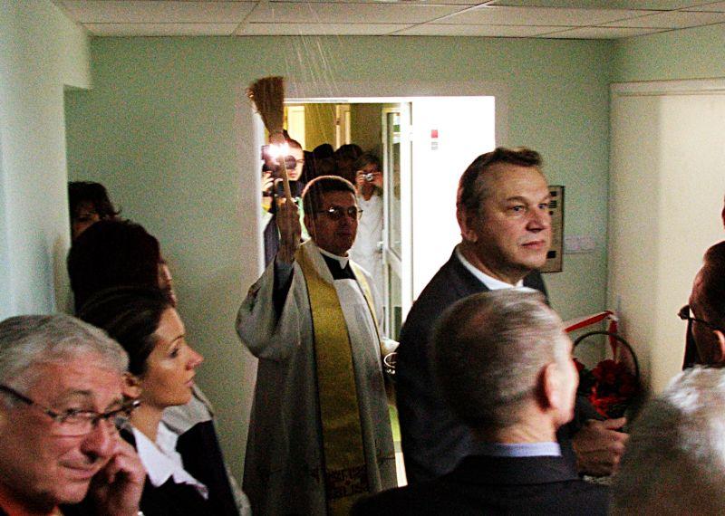 Ksiądz święcący sale w odremontowanych oddziałach szpitalnych miał pracowitą środę... Na zdjęciu - „pokropek” Poradni Chorób Zakaźnych. Fot. PGL - fot. 