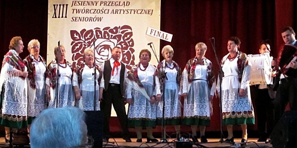 Zespół „Zalesianki” na scenie w Dęblinie w czasie wykonywania finałowego utworu „Polka siedlecka”. Fot. Arch. GOK Łuków - fot. 