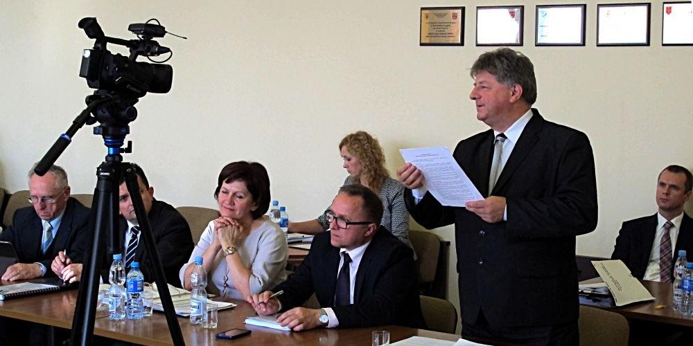 Sytuacja finansowa powiatu łukowskiego jest trudna. Starosta Janusz Kozioł (stoi) coraz rzadziej ma okazję do radosnych wystąpień podczas sesji Rady Powiatu, jak widzimy na zdjęciu z jednego z minionych spotkań samorządowców powiatowych. Fot. PGL