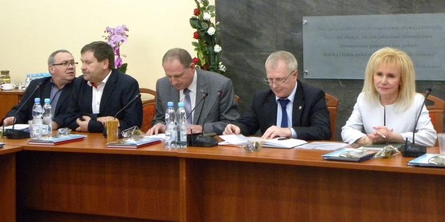 Koalicyjny zarząd powiatu węgrowskiego (od lewej): Andrzej Kruszewski, Paweł Stelmach, Włodzimierz Miszczak, Krzysztof Fedorczyk i Halina Ulińska. fot. sej - fot. 