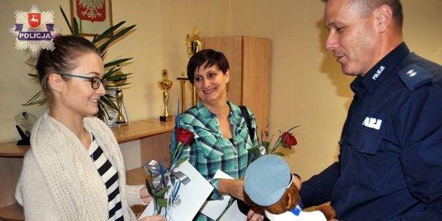 Wiceszef łukowskiej drogówki nagradza odważne łukowianki. Fot. Arch. KPP w Łukowie - fot. Arch. KPP w Łukowie