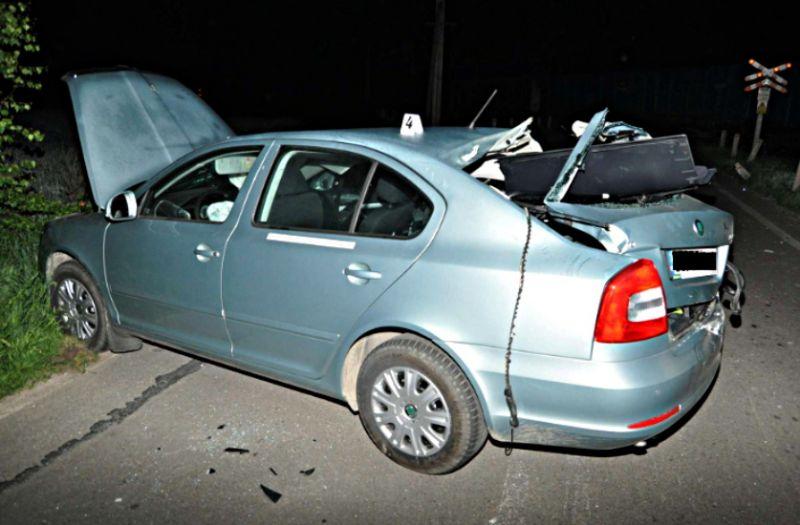 Skoda po zderzeniu z pociągiem na przejeździe w Żdżarach. Fot. Arch. KPP w Łukowie - fot. 