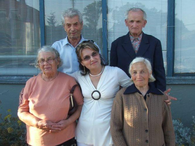 Od lewej: Leon Szczęśniak i Edward Dzido, niżej stoją Marianna Ludwicka ( z domu Dzido) Zdzisława Szczęśniak z Adamowa. Pomiędzy nimi organizatorka zjazdu, Anna Wiszniewska.
 - fot. 