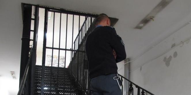 Trafić do Zakłądu Karnego jest bardzo łatwo. Na zdjęciu strażnik na zabytkowych schodach więziennych, które cieszą się dużym zainteresowaniem filmowców, fot. Aneta Abramowicz-Oleszczuk