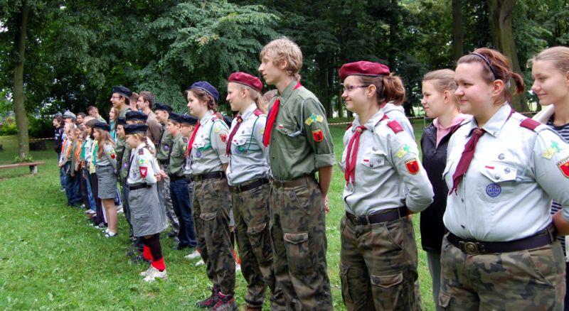 Harcerki i harcerze z łukowskiego Hufca na zlotowym apelu. Na pierwszym planie druhny i druhowie z 10 ŁDH „Jata”. Fot. Arch KH ZHP w Łukowie - fot. 