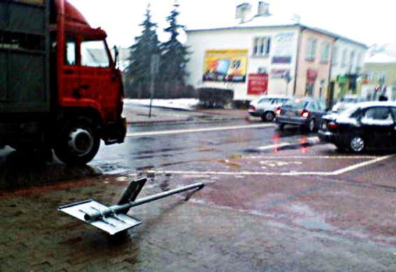 Znak przy parkingu na ul. Wyszyńskiego w Łukowie nieopodal budynku PZU i PKO. - fot. 