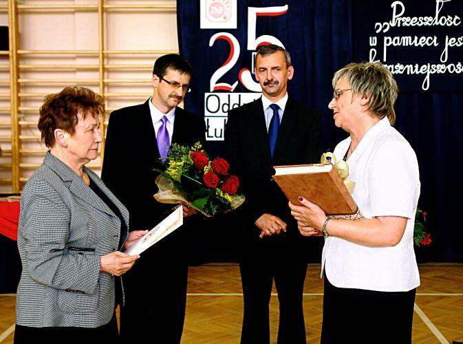 Reprezentacja Związku Nauczycielstwa Polskiego z prezesem Zarządu Głównego, Sławomirem Broniarzem na czele, wręcza wyróżnienie wójt gminy Łuków, Kazimierze Goławskiej. Fot. Beata Zarzycka - fot. 