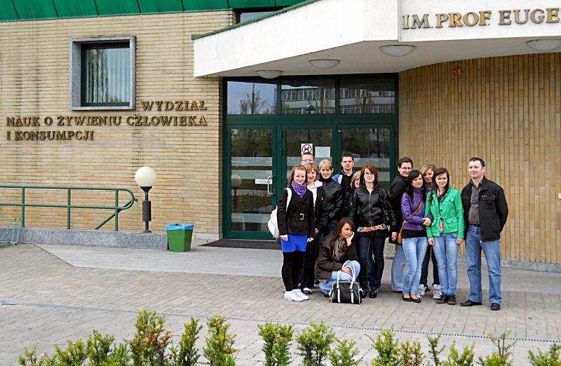 Młodzież z Zespołu Szkół nr 2 w Łukowie przed głównym gmachem Wydziału Nauk o Żywieniu Człowieka i Konsumpcji SGGW w Warszawie. Fot. Arch. ZS2 Łuków - fot. 