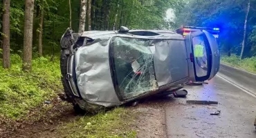Dachowanie auta na drodze Hołubla–Siedlce. Dwie osoby pod opieką ratowników