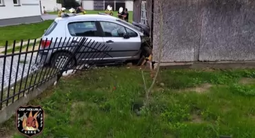 Zderzenie podczas wyprzedzania w Hołubli. Samochód uderzył w dom