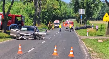 Czołowe zderzenie dwóch aut w Chodowie. Cztery osoby poszkodowane, w akcji śmigłowiec LPR