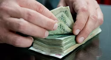 Obiecał seniorowi 6 tysięcy dolarów. Zamiast zysku były straty