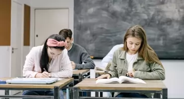 Jak skutecznie uczyć się historii w szkole średniej? Praktyczne porady dla uczniów