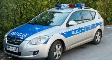 Rozbił samochód o drzewo i uciekł
