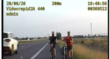 Dwaj chłopcy jechali rowerami drogą ekspresową S17. Policję zaalarmowali kierowcy