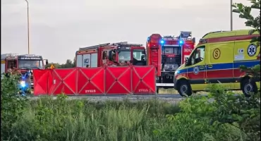 Śmiertelny wypadek w Mościbrodach. Drugie zgłoszenie wpłynęło trzy minuty później (aktualizacja)