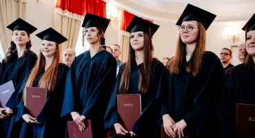 Nowi ratownicy medyczni z dyplomami. Uroczystość absolwentów Uniwersytetu w Siedlcach