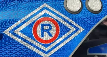 15-latek rozbił auto o drzewo. Policja sprawdza, czy przejazd nagrywał jego kolega