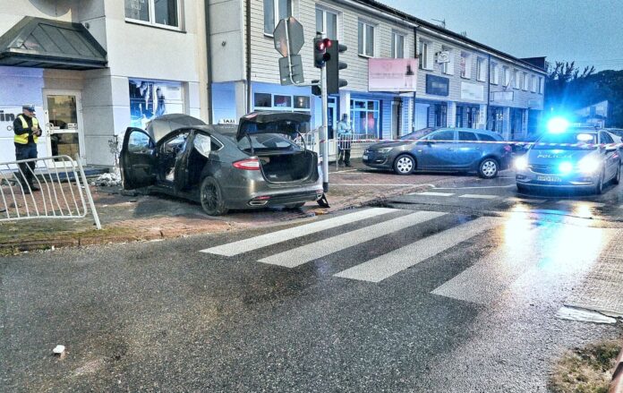 70-latek z poważnymi obrażeniami został przetransportowany śmigłowcem do szpitala.