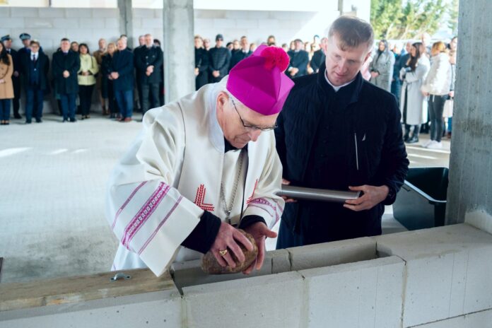 1 marca na terenie Caritas Diecezji Siedleckiej przy ul. Budowlanej wmurowano kamień węgielny i akt pod rozbudowę centrali oraz Centrum Integracji Społecznej.