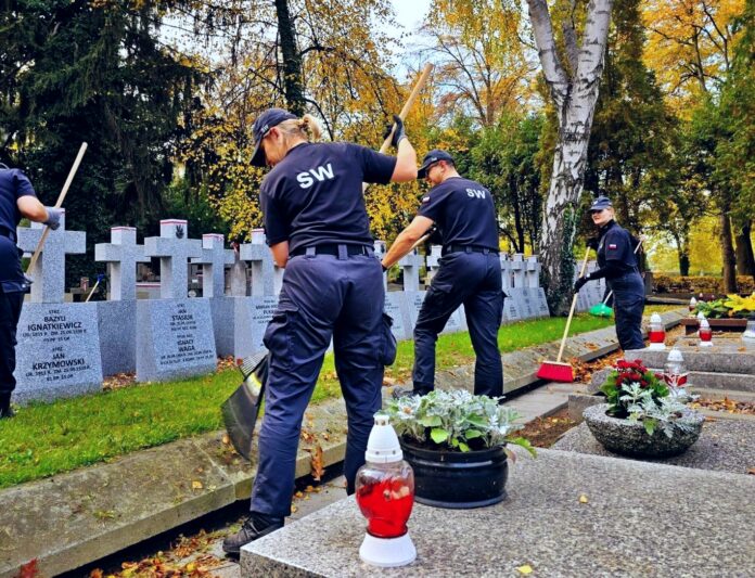 Funkcjonariusze siedleckiego więzienia w czasie wolnym od służby porządkowali mogiły na Powązkach Wojskowych.