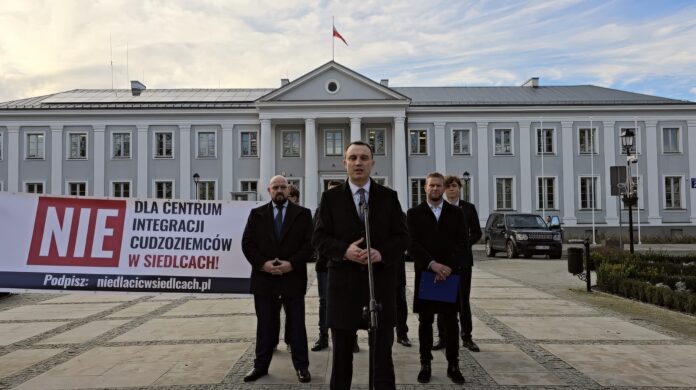 Lokalne struktury partii zaczynają zbieranie podpisów pod wnioskiem w sprawie Centrum Integracji Cudzoziemców.